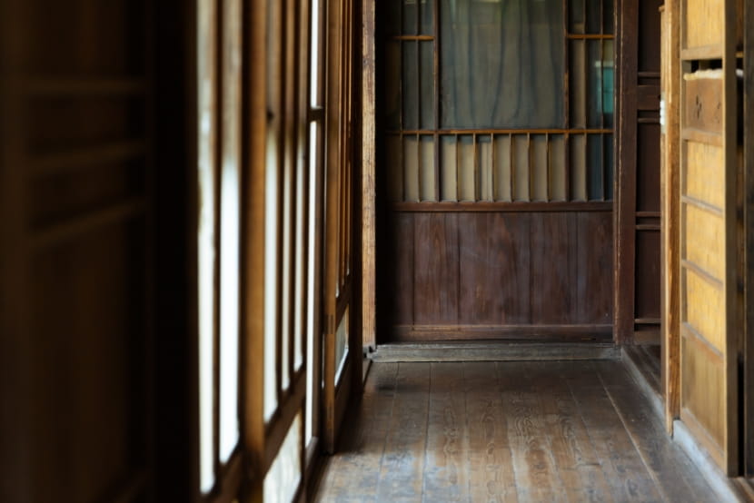旧大内邸の長い木材を使った廊下